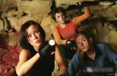 黑暗侵袭 the descent (2005)